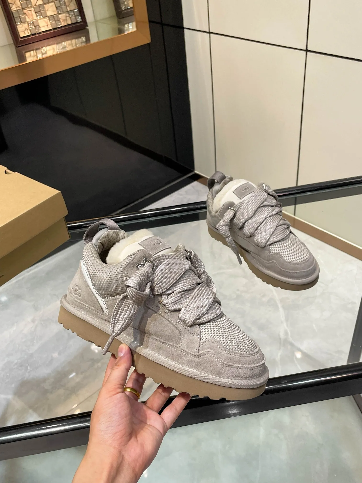 Men's men's shoes pP540! UGG~25vs popular platform thick-soled casual shoes series... [Round-toe thick-soled casual shoes] A shoe that does not clash with shirts, simple partition design ➕ spotted outsole, silk curls on the upper, a must-have for autumn and winter, can be worn with any pants or skirt, very comfortable and beautiful on the feet... ❶Material: Original customized cow ➕Breathable mesh ❷Inner lining: Original customized wool ❸ Foot pads: Original customized sheepskin ❹Outsole: Original molded wear-resistant velvet foam outsole ❺Number of codes: 35-41 ❻Packaging: Original full set of packaging ☀Color: Official website updated simultaneously